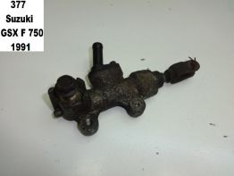 Rempomp achter Suzuki GSX F 750