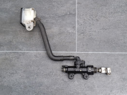 Rempomp achter Honda CB 500 X