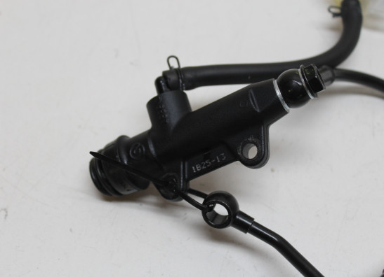 Rempomp achter Aprilia Tuono 660