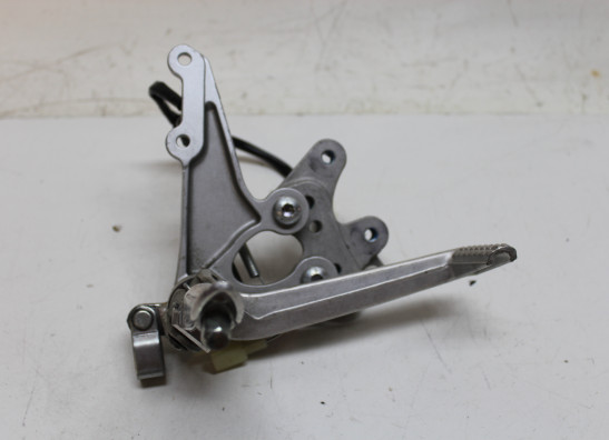 Fussrastetrager vorne rechts Suzuki GSX R 750