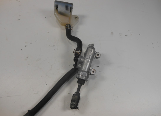 Rempomp achter Suzuki GSX R 600 2004-2005