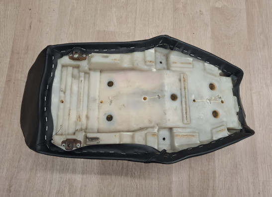 Zadel Suzuki GSX 250 L