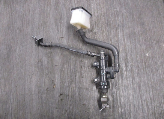 Rempomp achter Honda CB 650 R