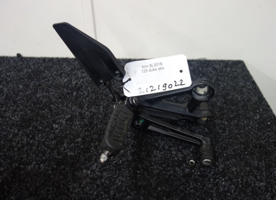 Main step holder right KTM 125 Duke