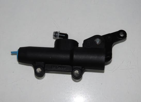 Rempomp achter Moto Guzzi Le Mans 1000