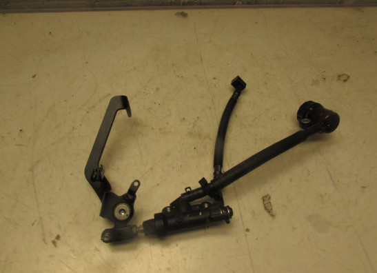 Rempomp achter Yamaha MT 09