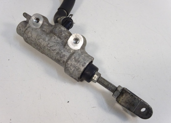 Rempomp achter Suzuki GSR 600