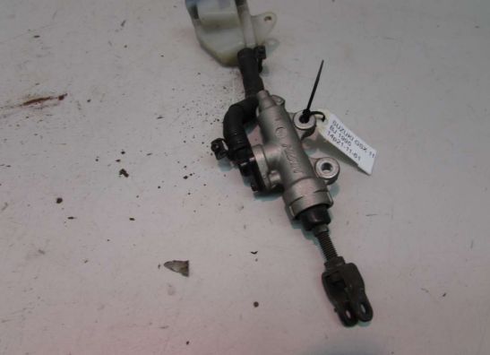 Rempomp achter Suzuki GSX F 1100