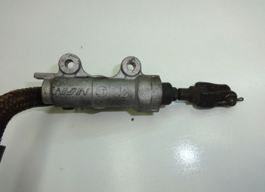 Rempomp achter Honda NT 650 GT Hawk