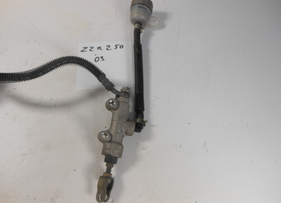 Rempomp achter Kawasaki ZZR 250