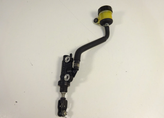 Rempomp achter Yamaha FZ8