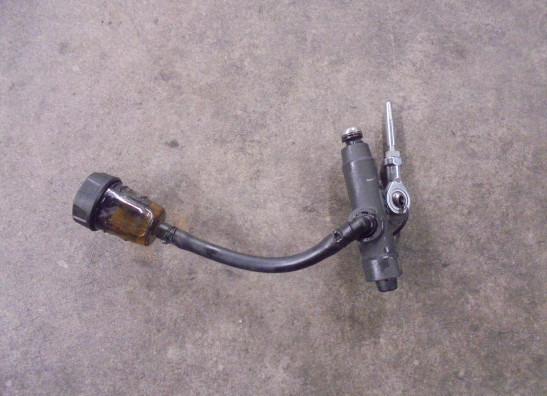 Rempomp achter KTM 890 SMT