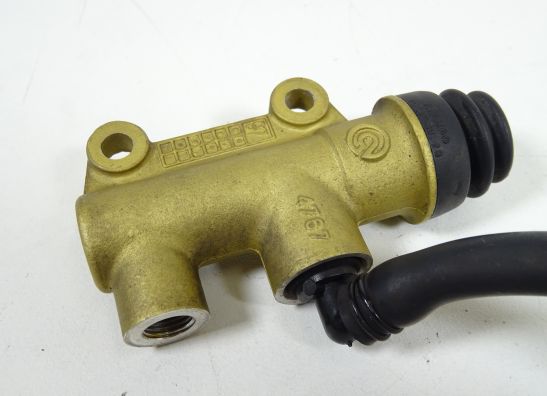 Rempomp achter Ducati ST2