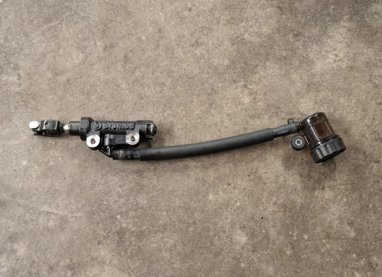 Rempomp achter Yamaha MT 09