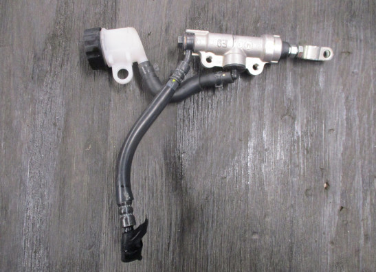 Rempomp achter Yamaha YZF R3