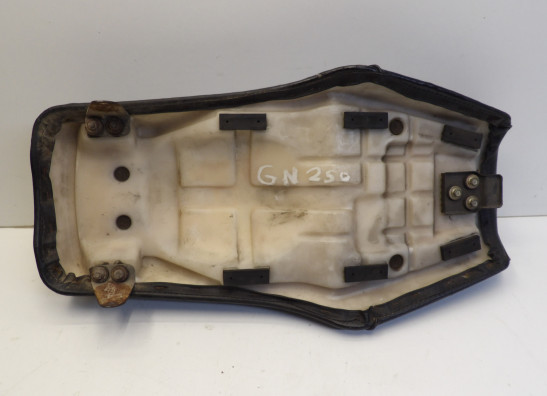 Zadel Suzuki GN 250