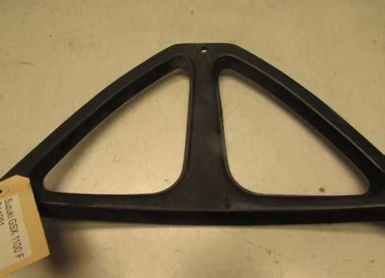 Cowl V shape under Suzuki GSX F 1100