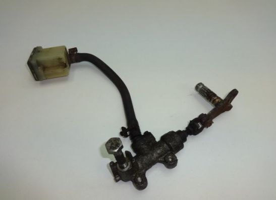 Rempomp achter Suzuki GSX F 750