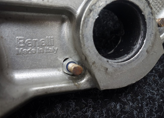 Kroonplaat Benelli TNT 1130 cafe racer