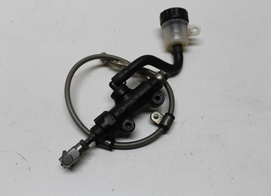 Rempomp achter Triumph Daytona 675 