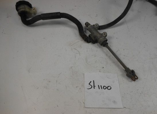 Rempomp achter Honda ST 1100 Pan European