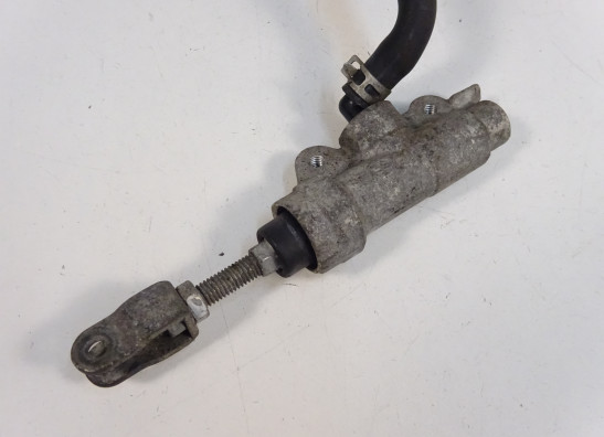 Rempomp achter Suzuki GSR 600