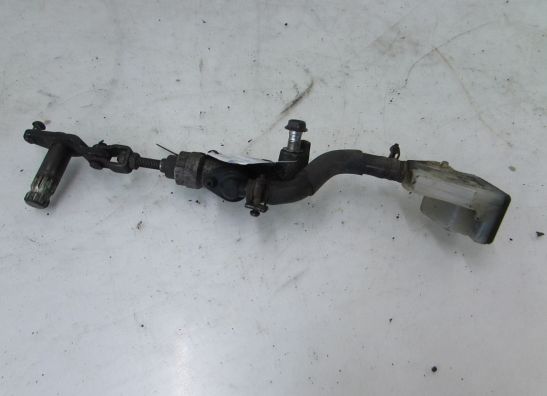 Rempomp achter Suzuki GSX F 1100