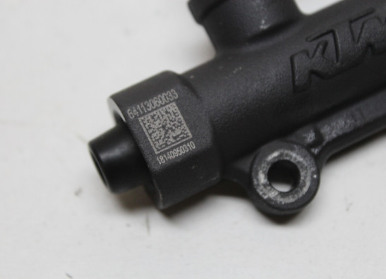 Rempomp achter KTM 790 Adventure