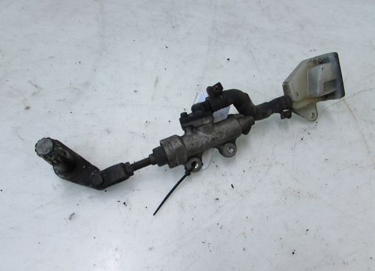 Rempomp achter Suzuki GSX F 1100