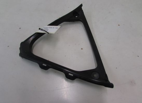Cowl V shape under Suzuki GSX R 750