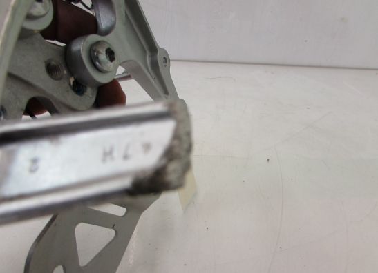 Fussrastetrager vorne rechts Suzuki GSX R 1000