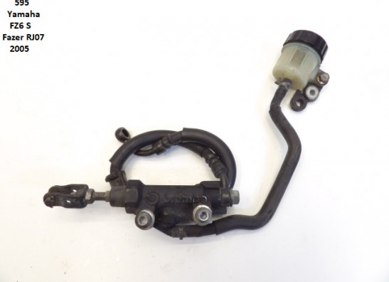 Rempomp achter Yamaha FZ6