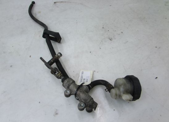 Rempomp achter Suzuki GSX F 600