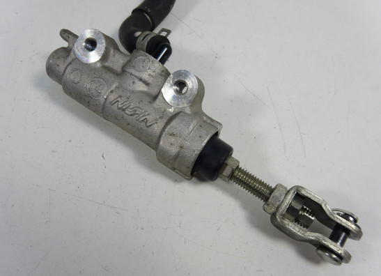 Rempomp achter Suzuki GSR 600