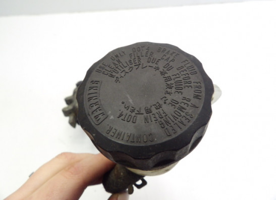 Rempomp achter Honda VFR 800 I