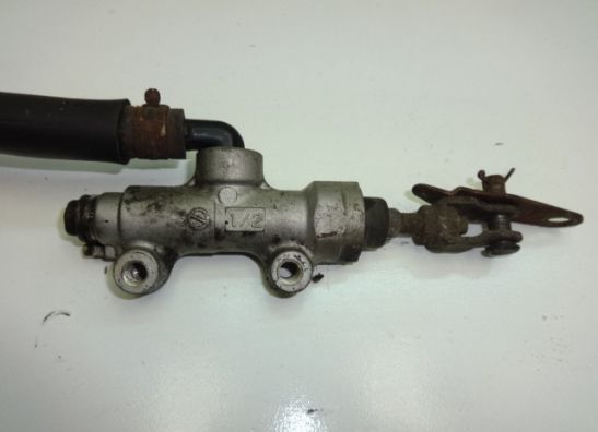 Rempomp achter Kawasaki ZEPHYR 550