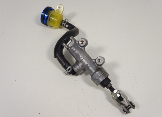 Rempomp achter Suzuki GSX R 750