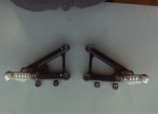 Voetsteun links Aprilia Tuono 1000