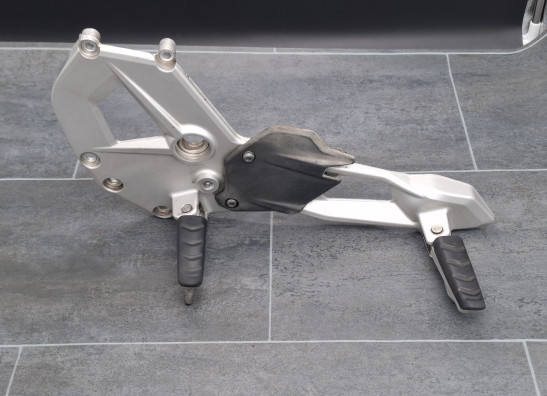 Fussrastetrager vorne links BMW F 900 XR