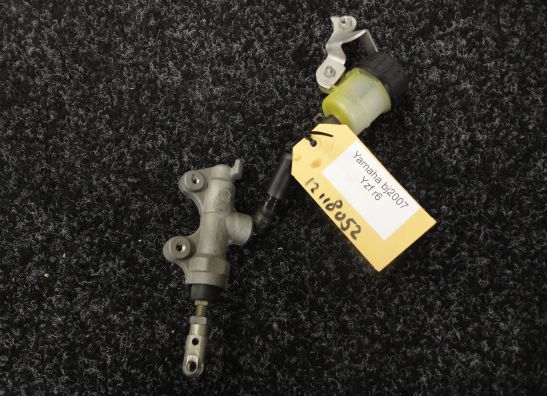 Rempomp achter Yamaha YZF R6