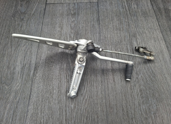 Fussrastetrager vorne links Suzuki GSX R 750
