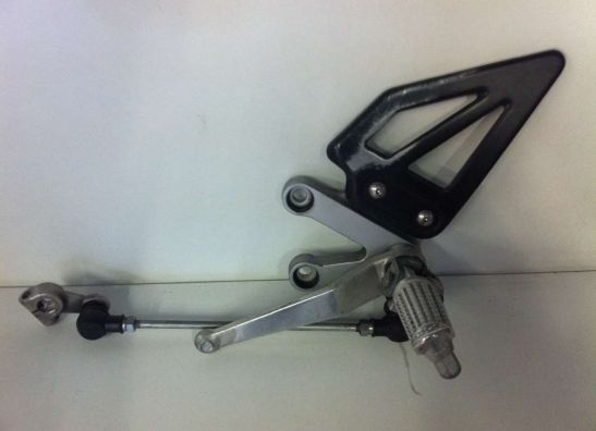 Fussrastetrager vorne links Suzuki GSX R 750