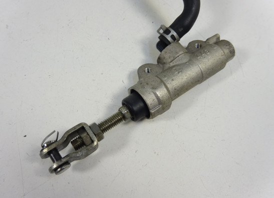 Rempomp achter Suzuki GSR 600