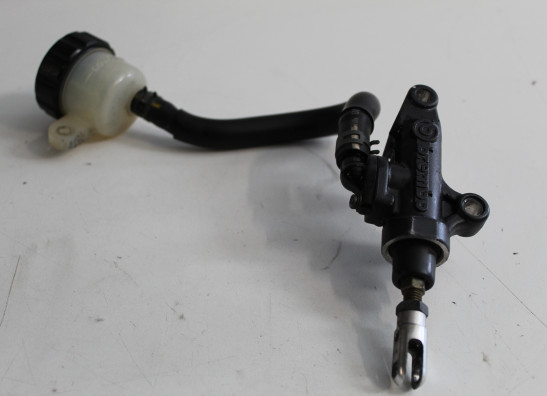 Rempomp achter Yamaha YZF R1