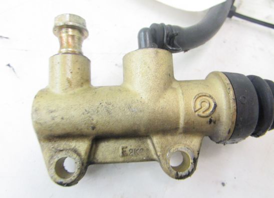 Rempomp achter Ducati ST4