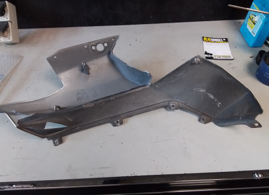 Rechter zijkuip klein Aprilia RST 1000 Futura