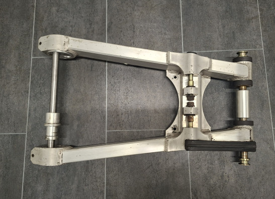 Achterbrug Triumph Trident 900