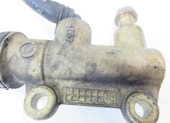 Rempomp achter Ducati ST4