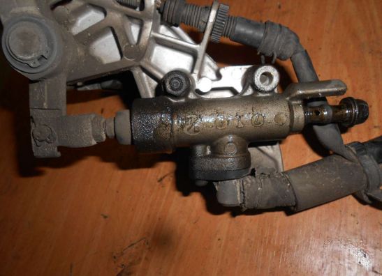 Rempomp achter Honda VFR 800 I