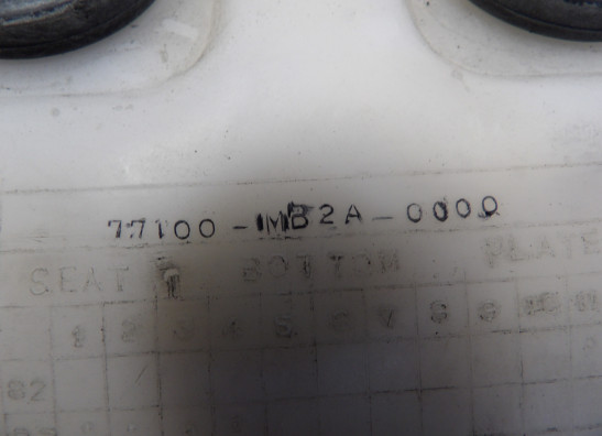 Zadel Honda VF 750 F